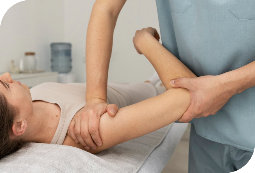 Fisioterapeuta movilizando el brazo de una persona tumbada